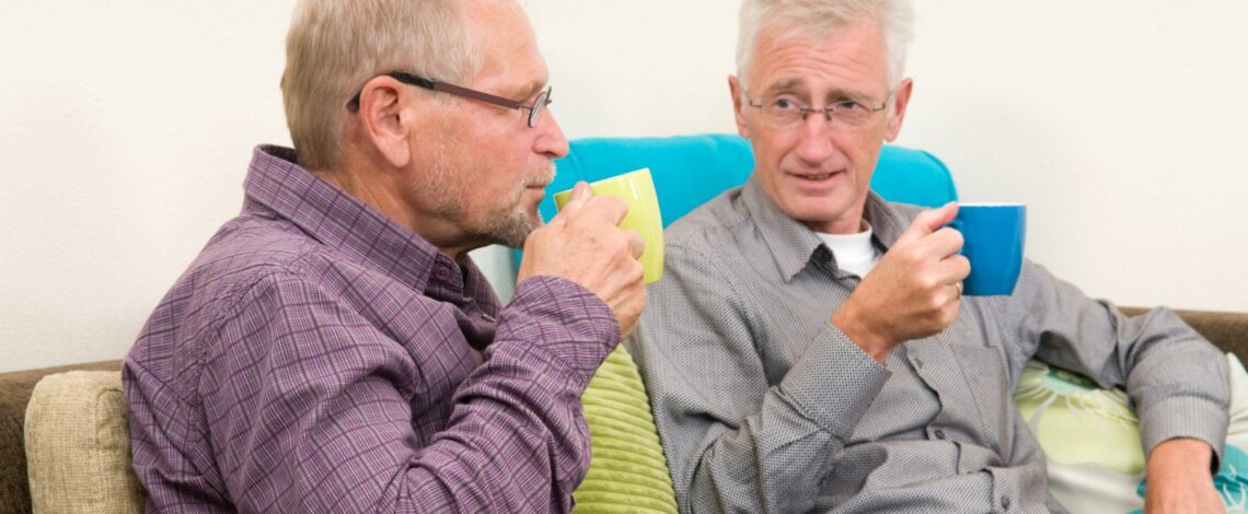 twee heren drinken koffie