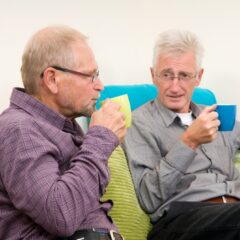 twee heren drinken koffie