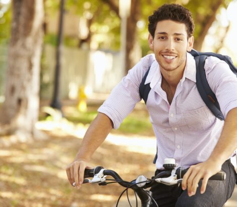 jonge man op fiets
