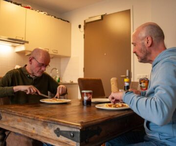 Arno en Hans_pannenkoeken bakken_nov 2025_aan tafel_verkleind